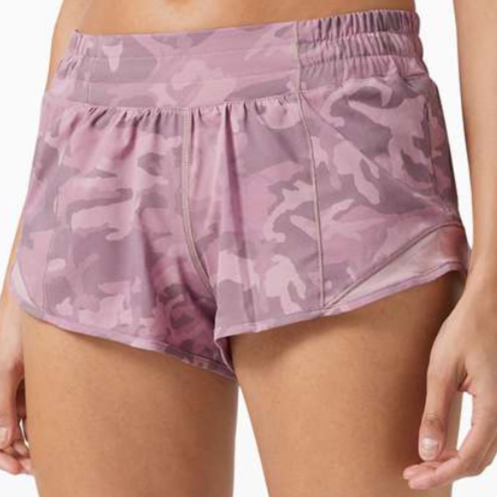 Lululemonn Camo shorts!
size 6
lightly worn
not sold anymore!